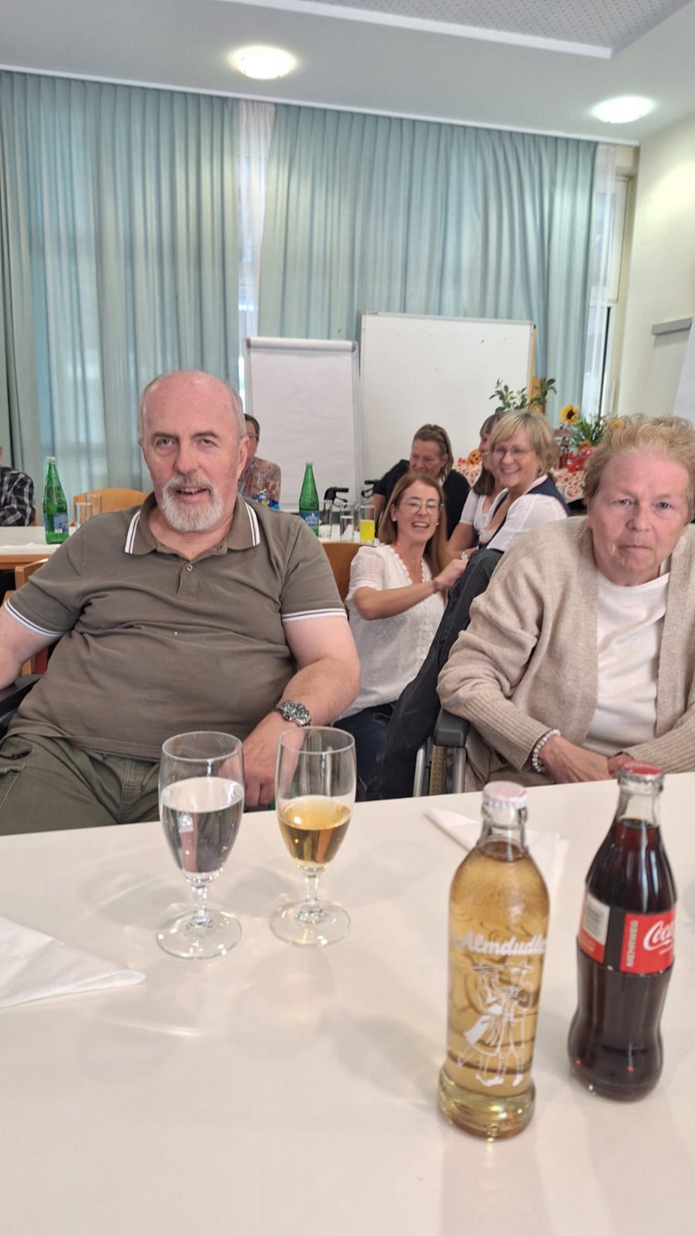 Personen beim Oktoberfest.