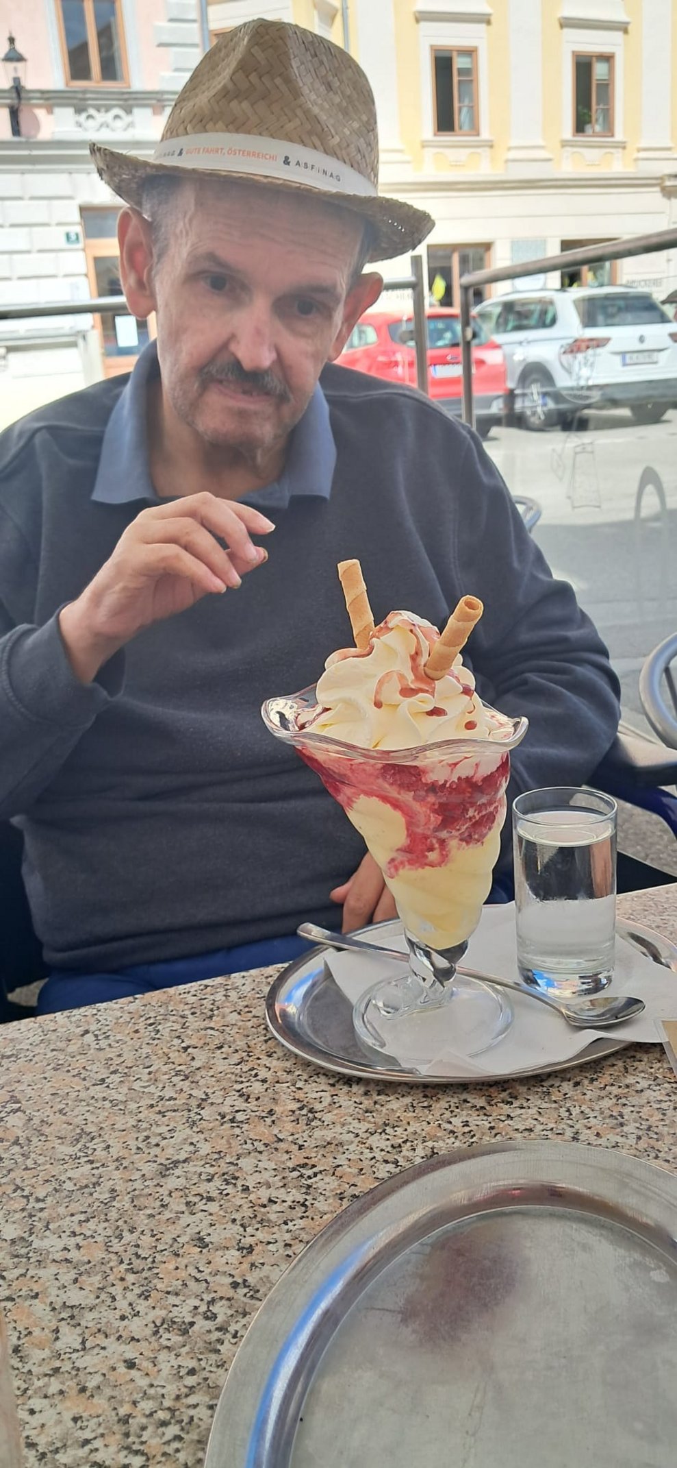 Bewohner mit Eisbecher.
