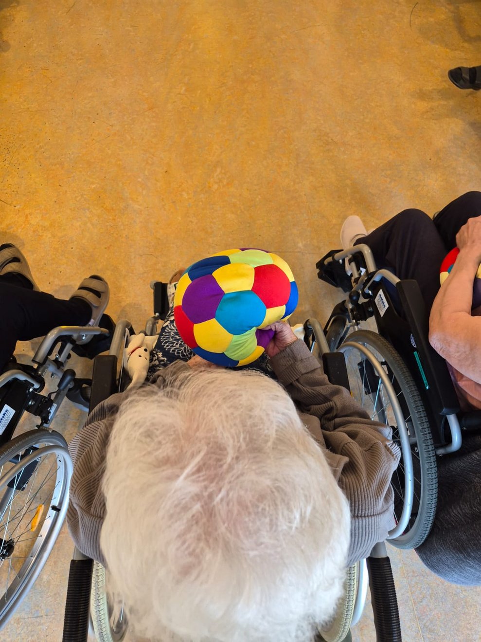 Bewohnerin hält Stoffball in den Händen.