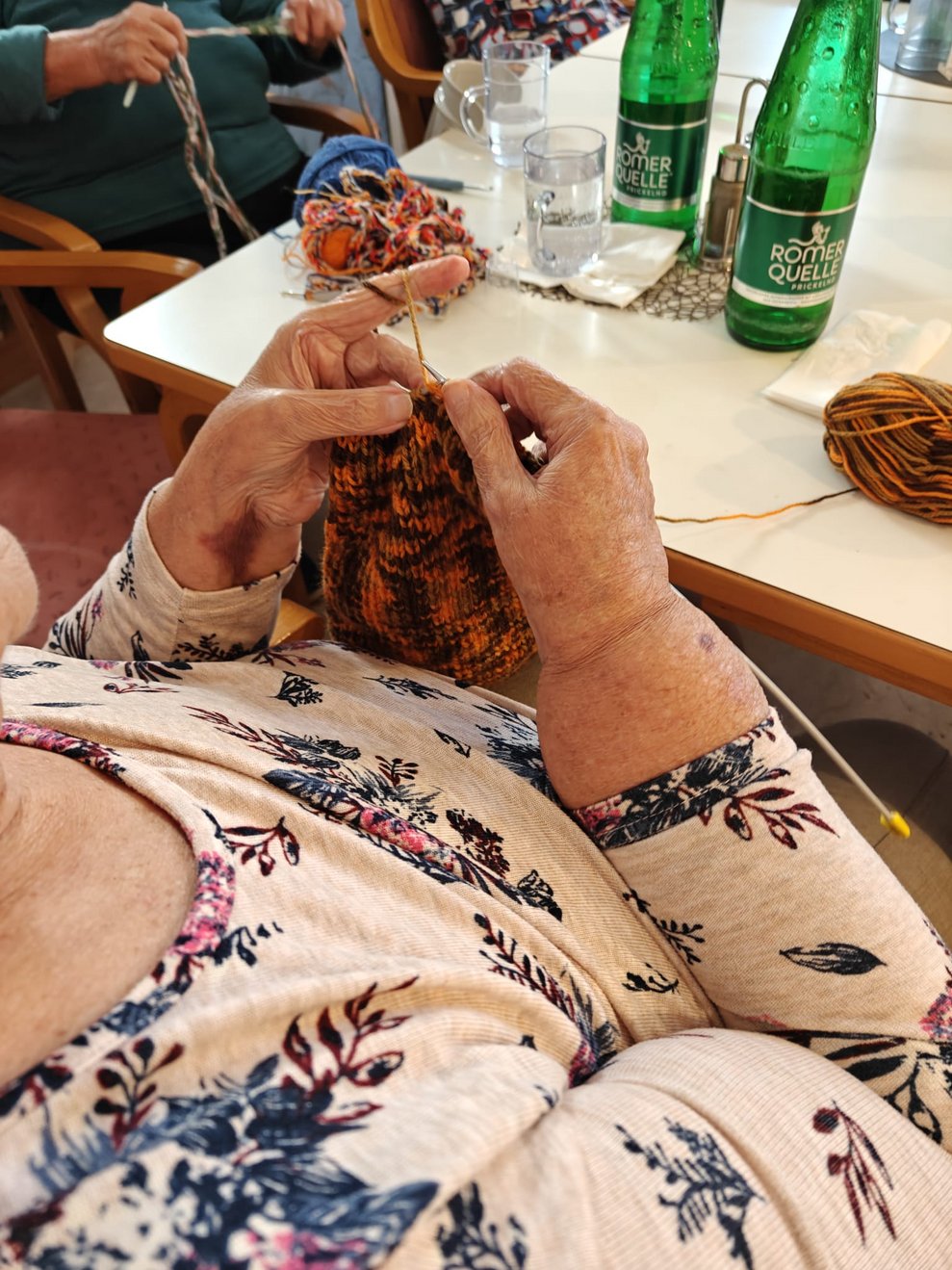 Hände beim Stricken.