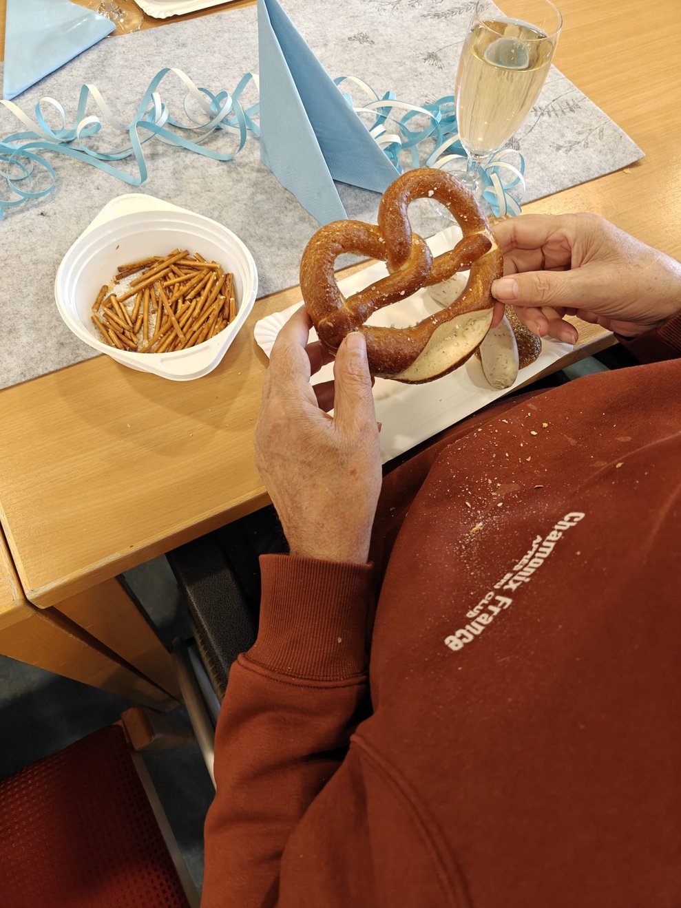 Hände halten Brezen.