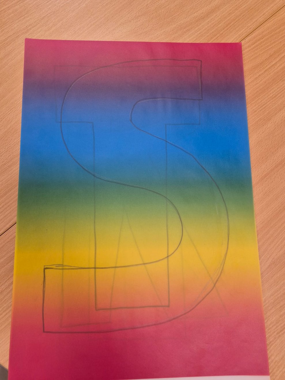 Buchstabe S gezeichnet auf Buntpapier.