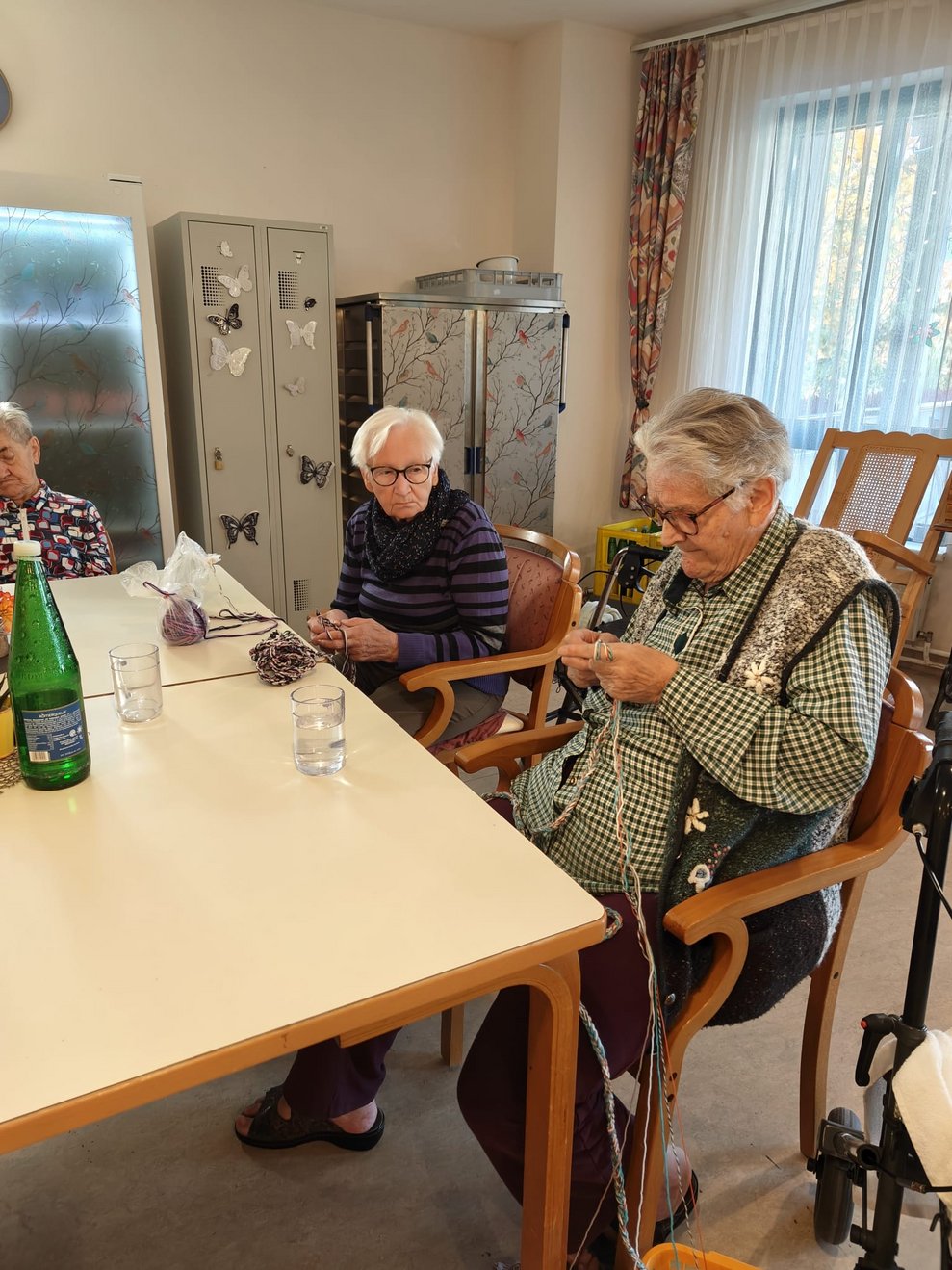 Zwei Bewohnerinnen beim Häkeln und Stricken.