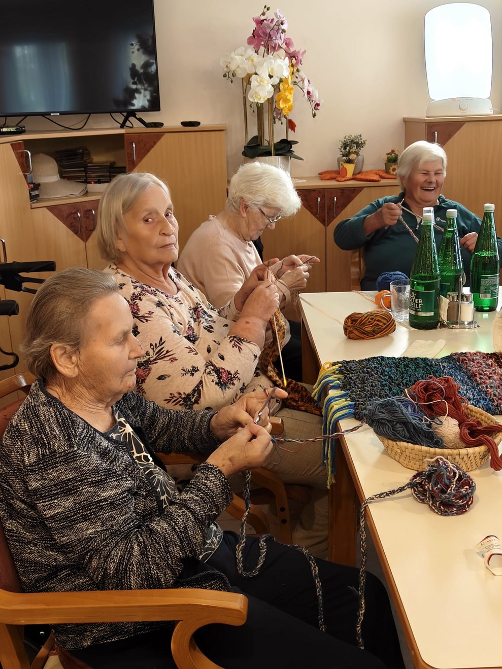 Bewohnerinnen beim Häkeln und Stricken.