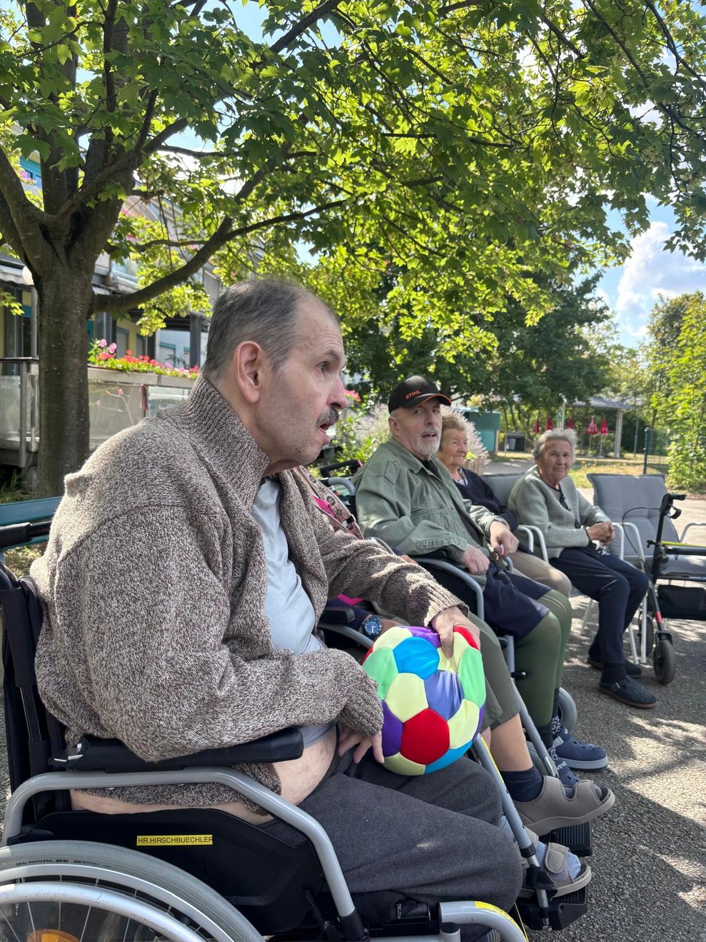 Bewohner hält Stoffball.
