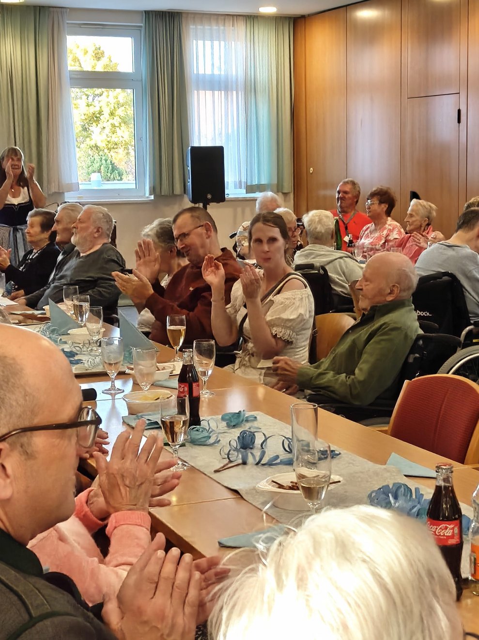 Personen beim Oktoberfest.