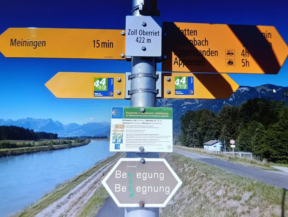 Tafel mit Wegweisern.