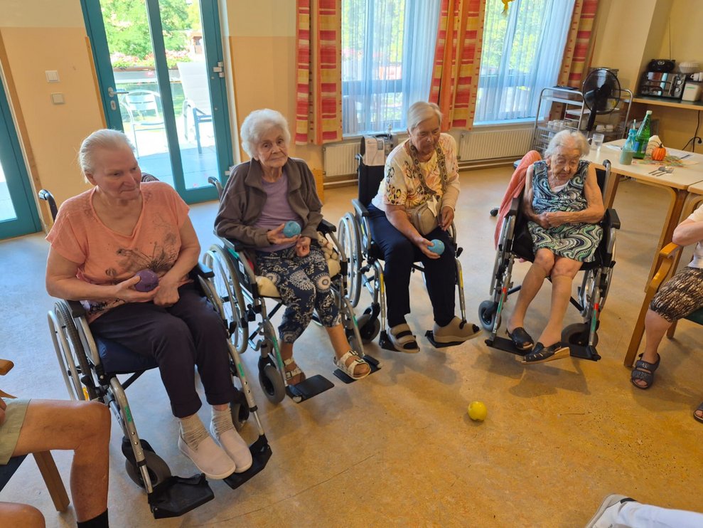 Bewohnerinnen halten kleinen Ball in der Hand.