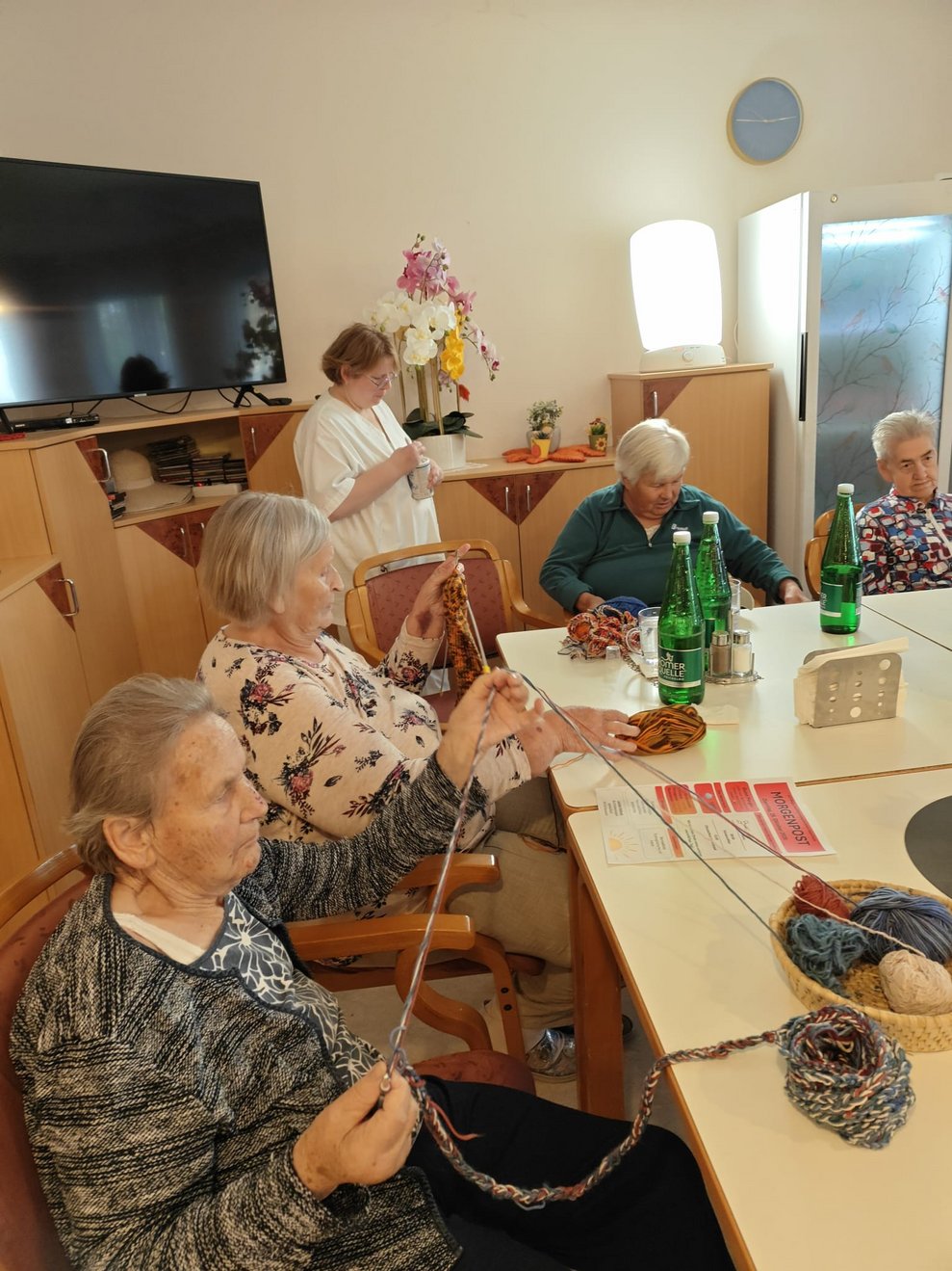 Bewohnerinnen beim Häkeln und Stricken.