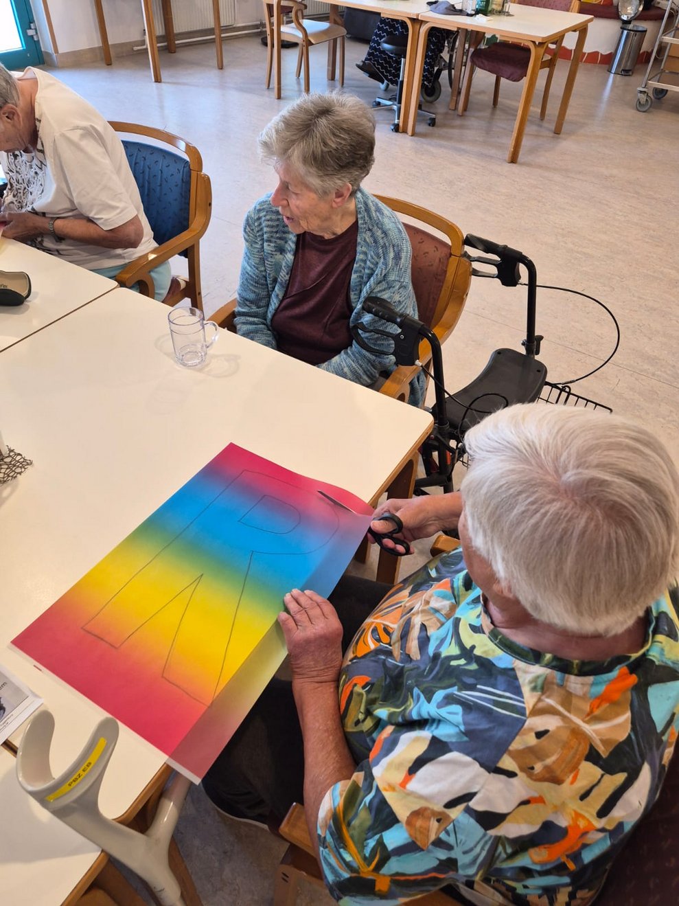 Bewohnerin basteln mit Buntpapier.