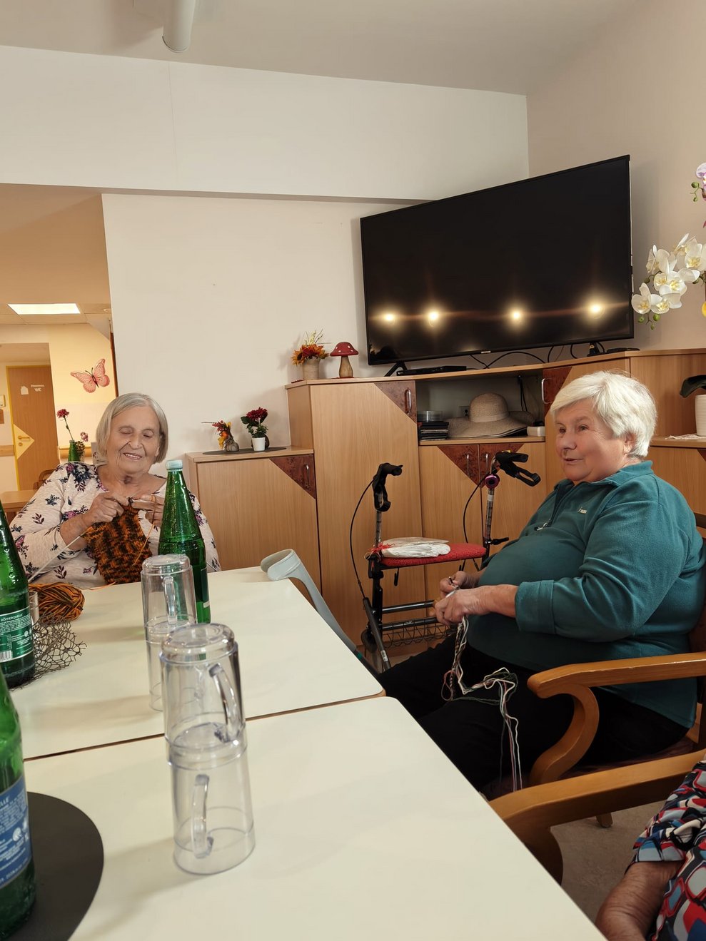 Zwei Bewohnerinnen beim Stricken und beim Häkeln.