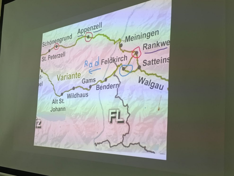 Karte auf Leinwand. Route und Orte der Pilgerreise.