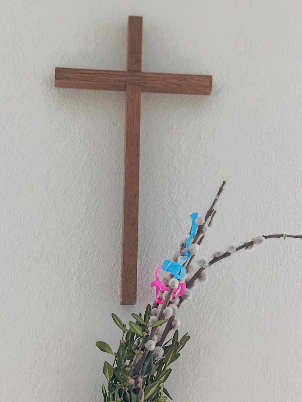 Kreuz und Palmbuschen.