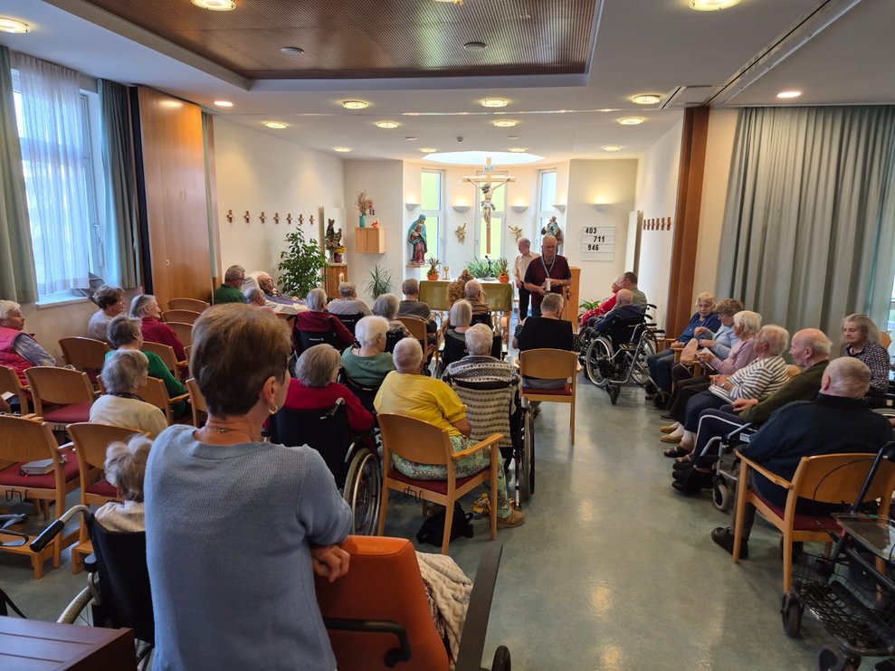 Personen in der Hauskapelle.