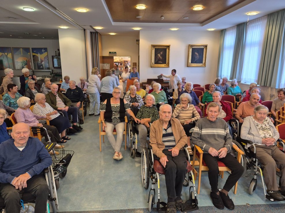 Personen in der Hauskapelle.