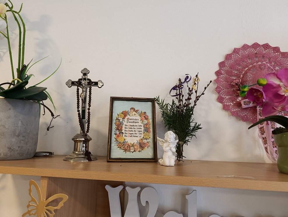 Kirchliche Gegenstände mit Palmbuschen.