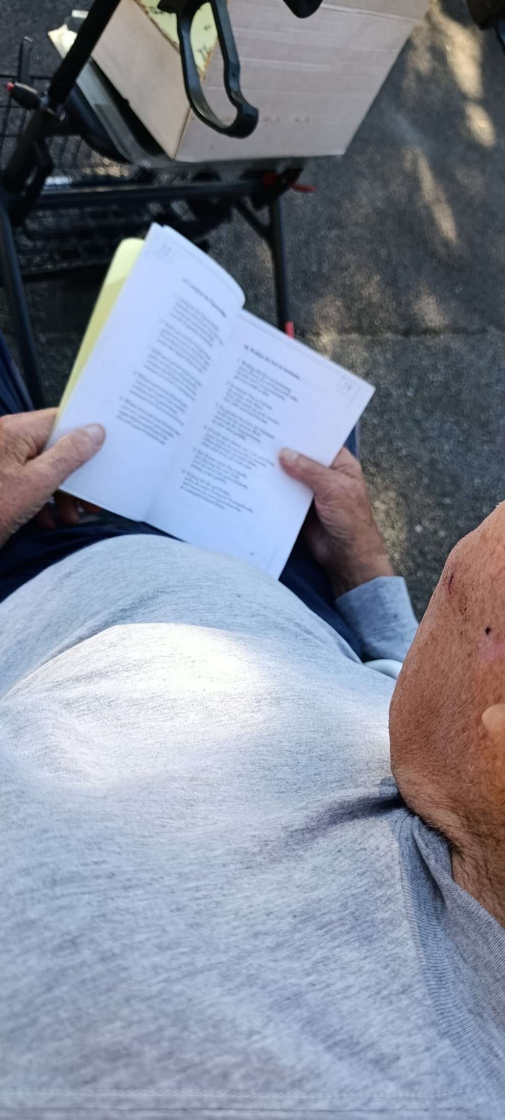 Hände halten Liederbuch.