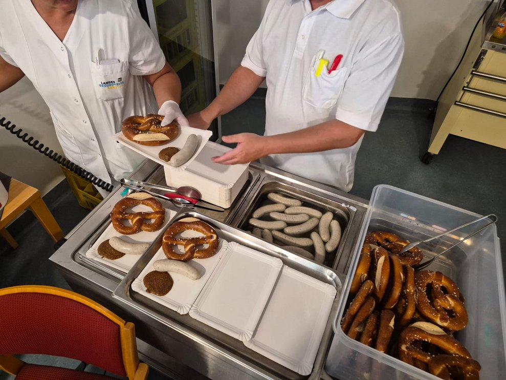 Hände richten das Essen her.