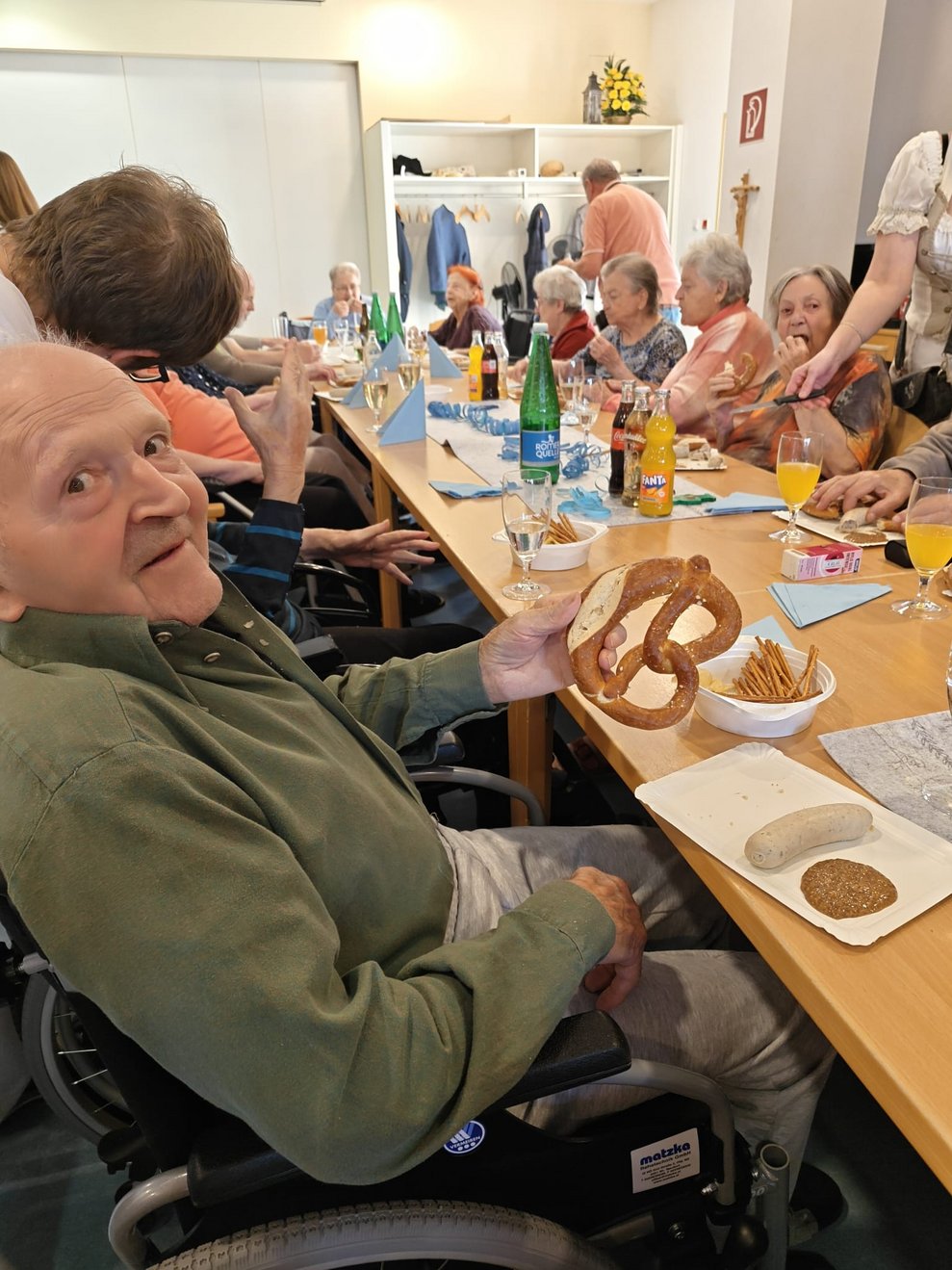 Personen beim Oktoberfest. Personen beim Essen.
