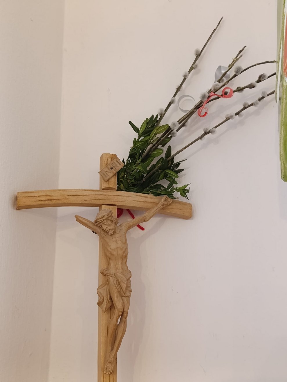 Kreuz mit Jesus und Palmbuschen. 