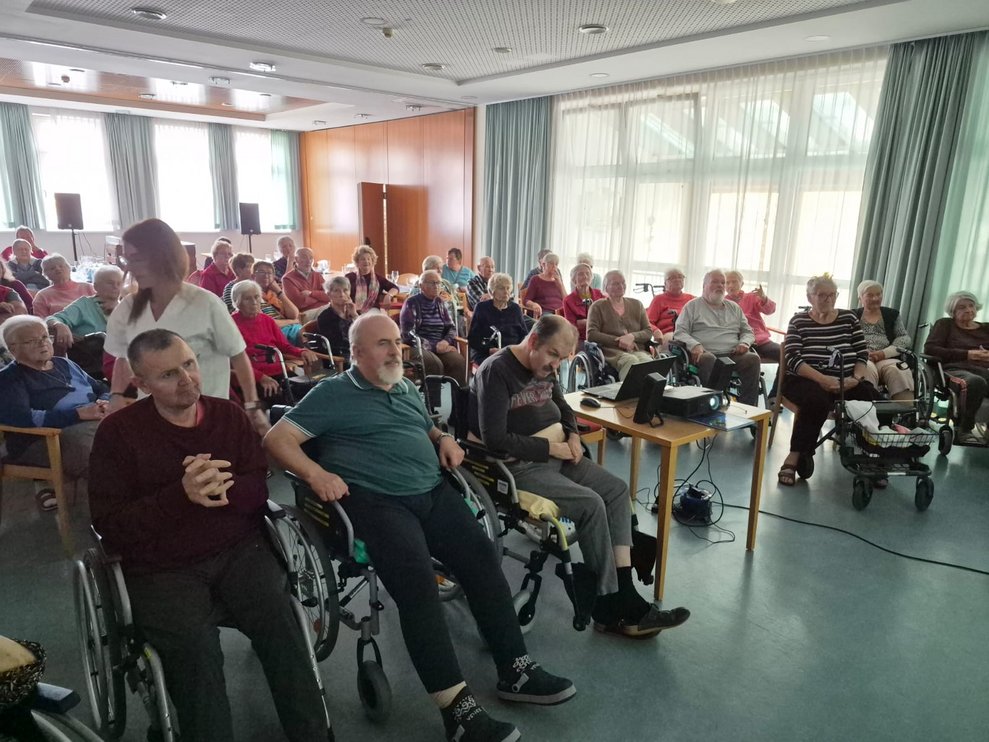 Viele sitzende BewohnerInnen.