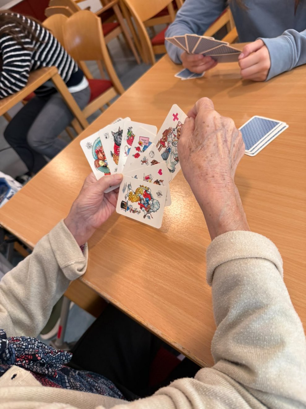 Spielkarten in den Händen.